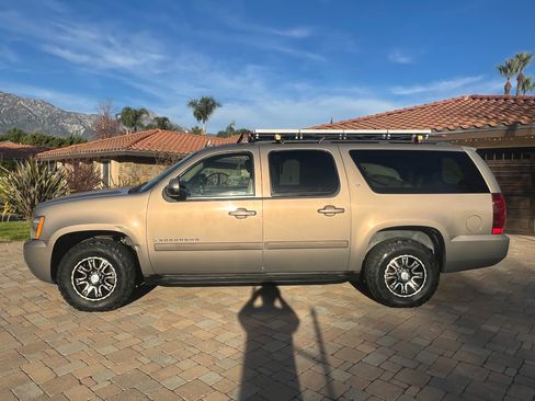 Used 2007 Chevrolet Suburban LT w/ LT Preferred Equipment Group image 2