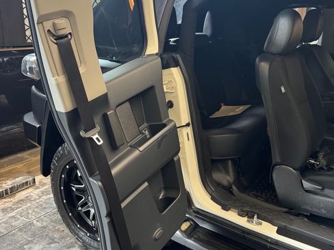 Used 2014 Toyota FJ Cruiser Sport Utility 2D image 19