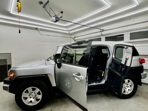 Used 2007 Toyota FJ Cruiser 2WD image 11