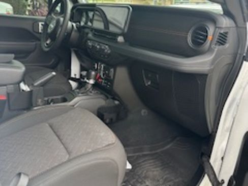 Used 2025 Jeep Gladiator Mojave w/ Convenience Group image 17