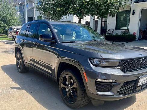 Used 2025 Jeep Grand Cherokee Limited w/ Luxury Tech Group II AWD/4WD image 9
