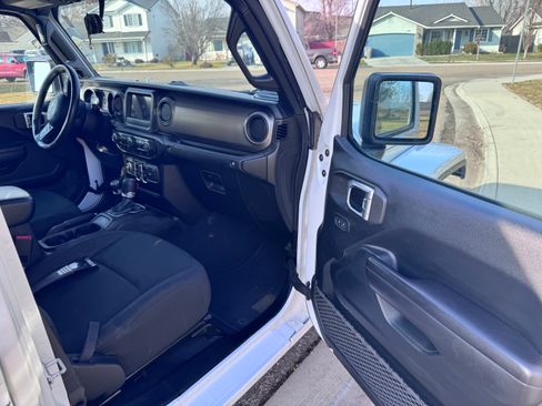 Used 2021 Jeep Gladiator Sport image 9