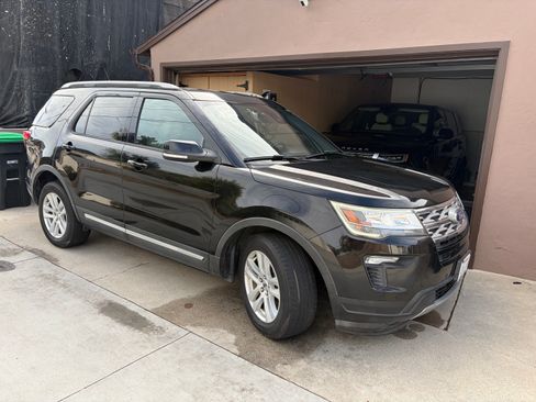 Used 2018 Ford Explorer XLT w/ Equipment Group 202A AWD/4WD image 11