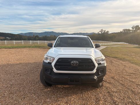 Used 2018 Toyota Tacoma SR image 4