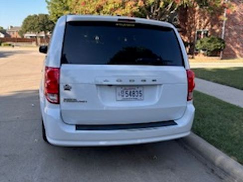 Used 2019 Dodge Grand Caravan SE w/ UConnect Hands-Free Group image 8