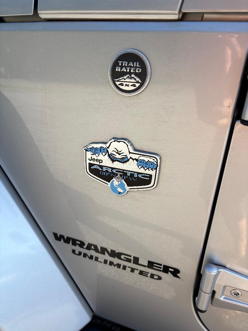 Used 2012 Jeep Wrangler Unlimited Sahara AWD/4WD image 8