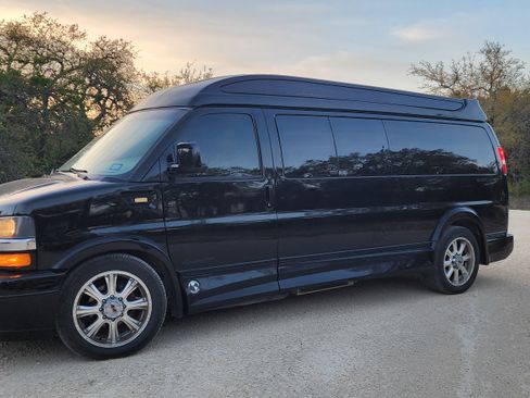 Used 2018 Chevrolet Express 2500 Extended Van 3D w/ Enhanced Convenience Package image 1