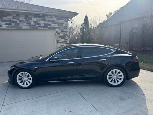 Used 2015 Tesla Model S P90D image 1