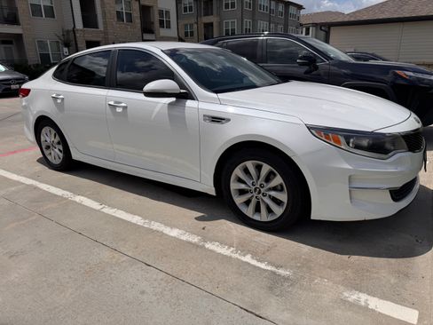 Used 2018 Kia Optima LX w/ 17" Alloy Wheels Package FWD image 4