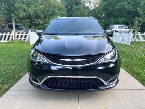 Used 2020 Chrysler Pacifica Limited FWD image 2