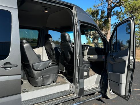 Used 2018 Mercedes-Benz Sprinter 2500 image 9