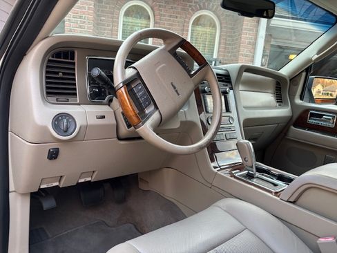 Used 2011 Lincoln Navigator 2WD image 9