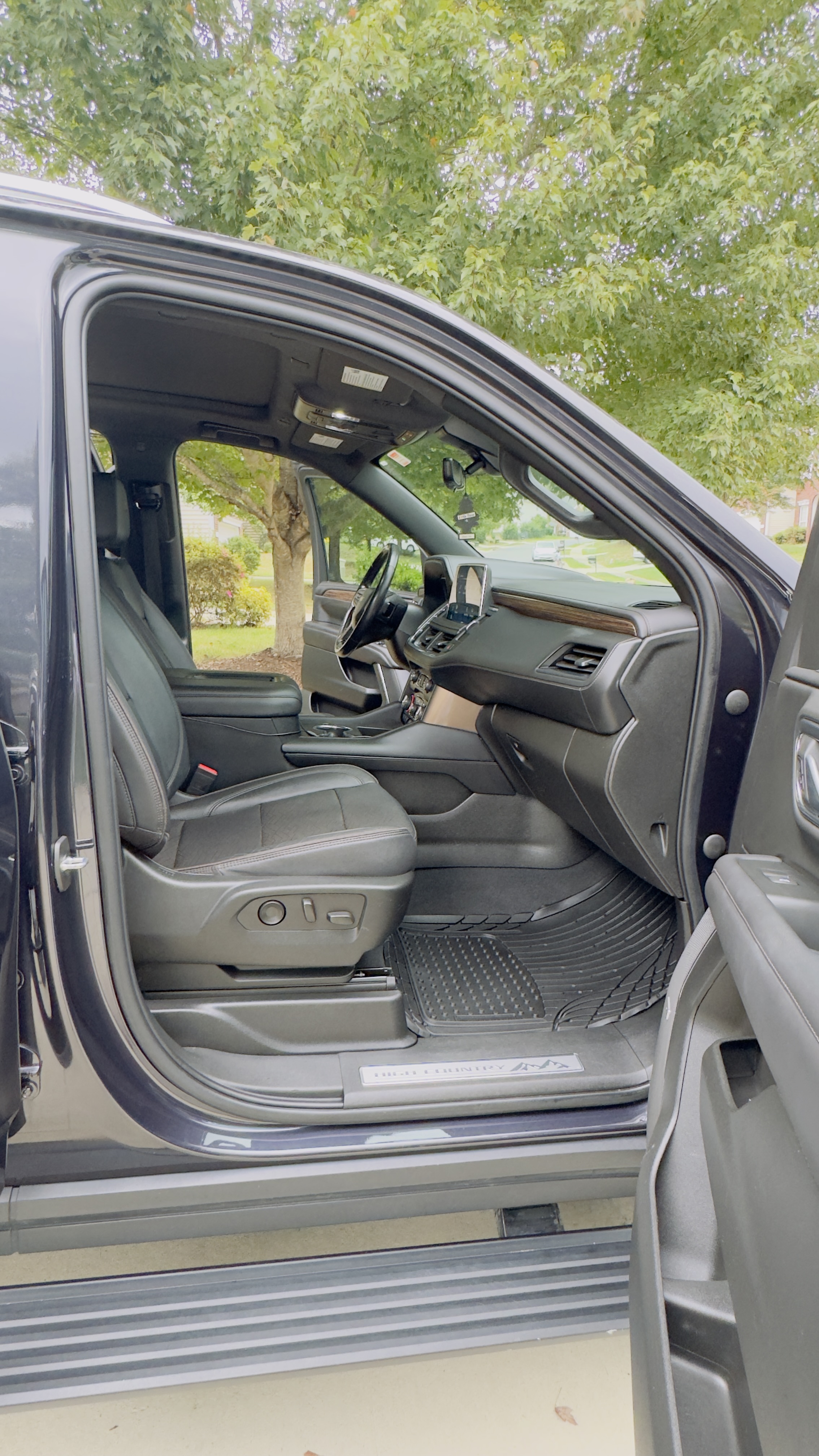 Used 2022 Chevrolet Suburban High Country AWD/4WD image 11