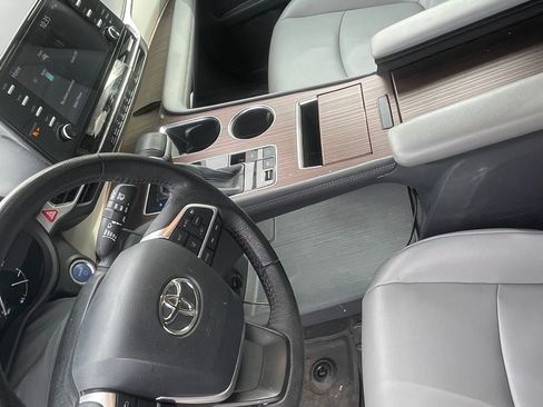 Used 2021 Toyota Sienna XLE image 8