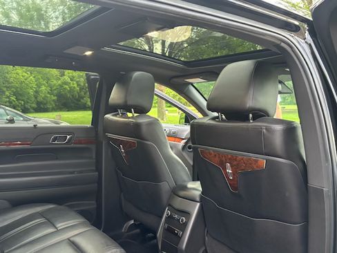 Used 2017 Lincoln MKT AWD image 8