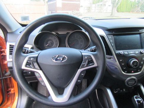 Used 2016 Hyundai Veloster image 13