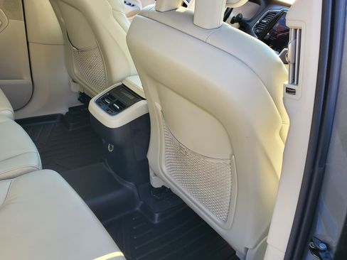 Used 2017 Volvo XC90 T5 Momentum w/ Vision Package image 23