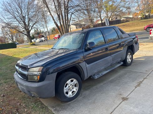 Used 2004 Chevrolet Avalanche Z71 w/ Preferred Equipment Group image 2