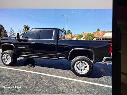 Used 2024 Chevrolet Silverado 2500 LTZ w/ LTZ Convenience Package image 6