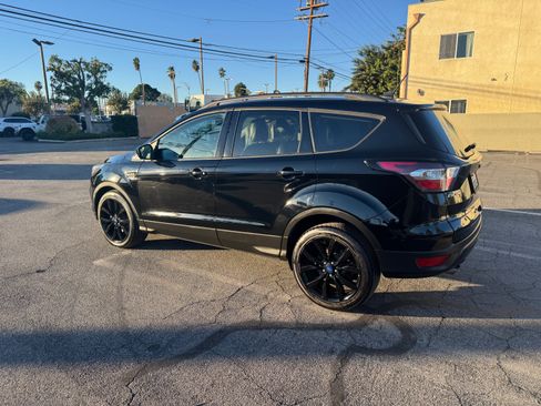 Used 2018 Ford Escape SE w/ SE Sport Appearance Package image 2