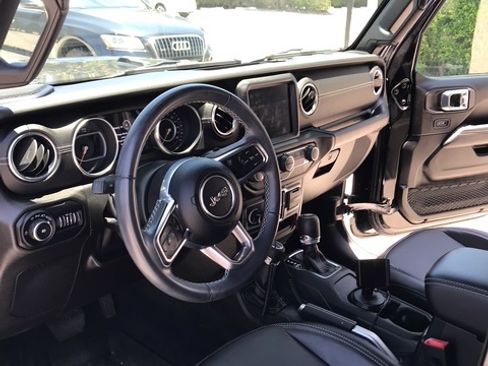 Used 2019 Jeep Wrangler Unlimited Sahara image 5