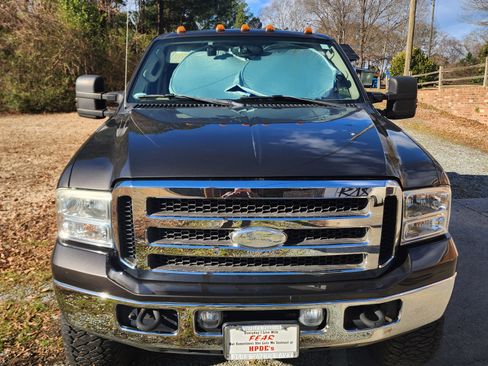 Used 2005 Ford F350 Lariat image 1