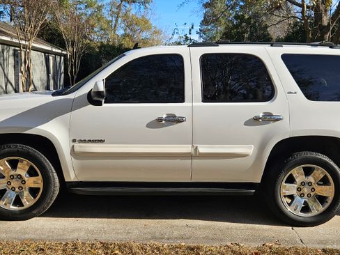 Used 2007 GMC Yukon SLT w/ SLT Preferred Equipment Group image 2