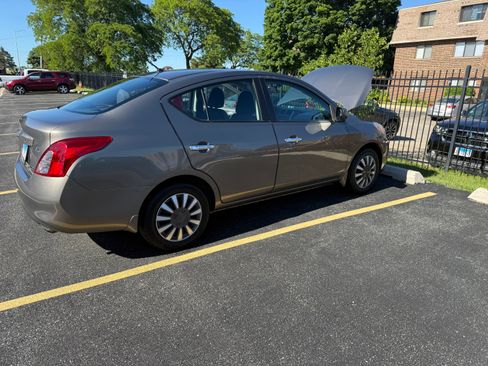 Used 2012 Nissan Versa SV FWD image 9
