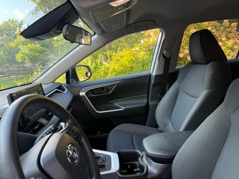 Used 2022 Toyota RAV4 LE AWD/4WD image 4