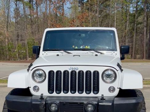 Used 2018 Jeep Wrangler Unlimited Sahara w/ Connectivity Group AWD/4WD image 20