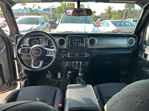 Used 2018 Jeep Wrangler Unlimited Sahara image 13