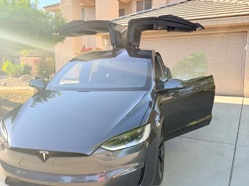 Used 2023 Tesla Model X image 2