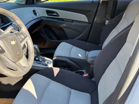 Used 2013 Chevrolet Cruze LS image 11