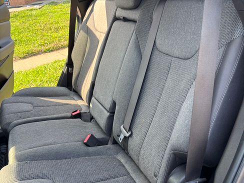 Used 2019 Hyundai Santa Fe SE image 9