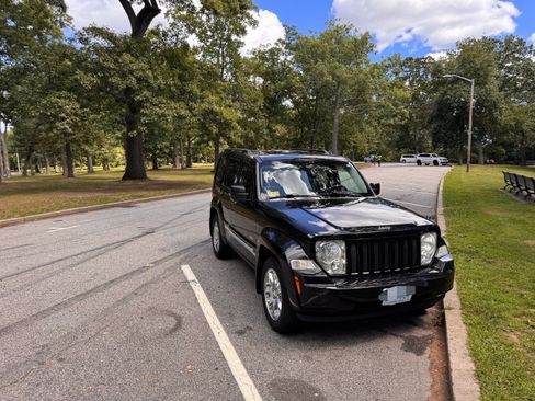 Used 2012 Jeep Liberty Sport AWD/4WD image 8