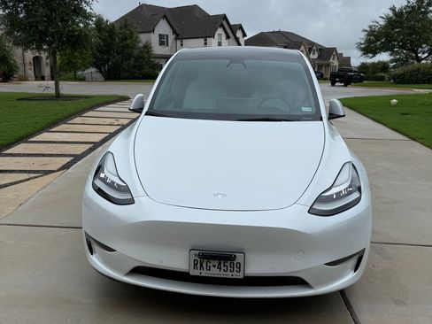 Used 2022 Tesla Model Y Long Range AWD/4WD image 2