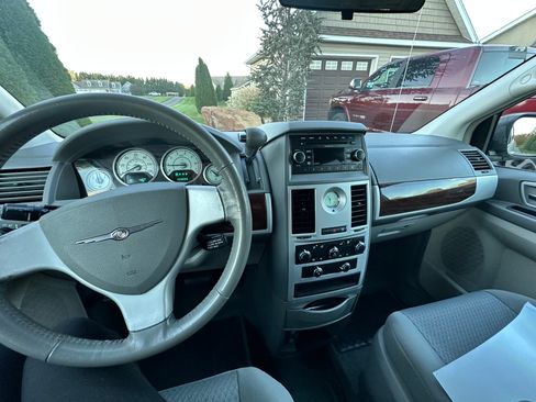Used 2010 Chrysler Town & Country Touring image 8