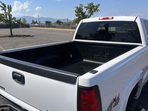 Used 2004 Chevrolet Silverado 2500 LT w/ Skid Plate Package AWD/4WD image 8