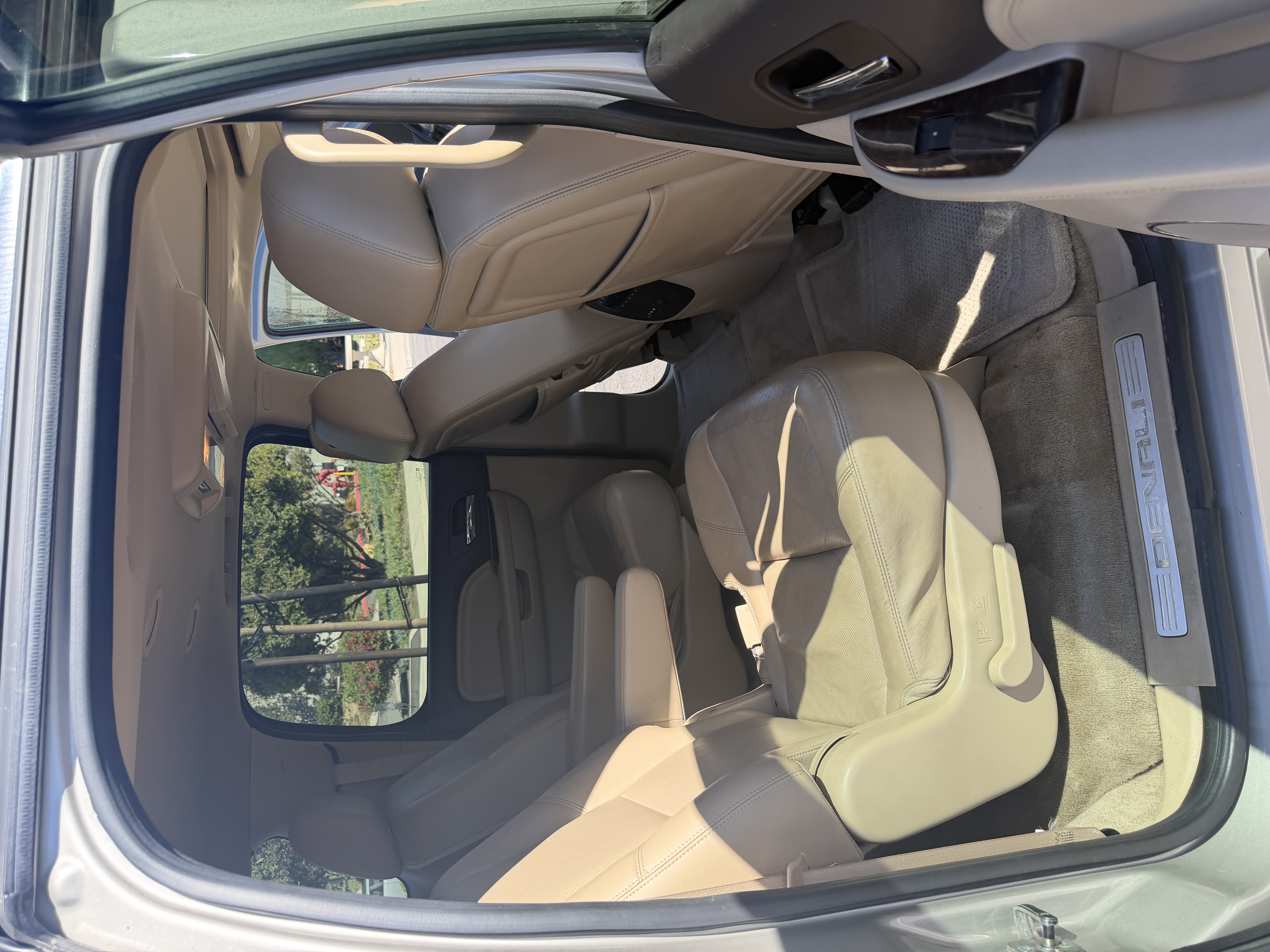 Used 2011 GMC Yukon XL Denali RWD image 10