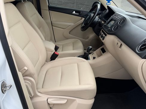 Used 2016 Volkswagen Tiguan S image 11