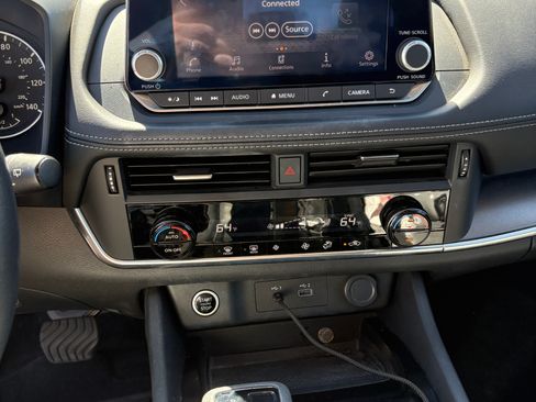 Used 2023 Nissan Rogue SV FWD image 4