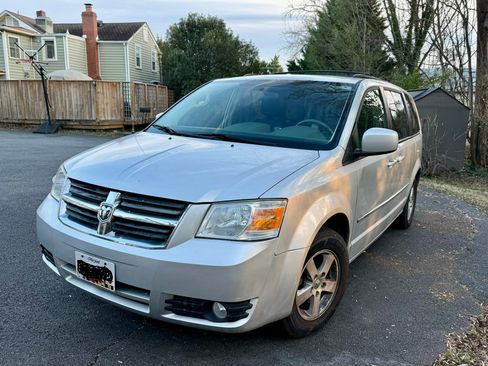 Used 2010 Dodge Grand Caravan SXT image 13