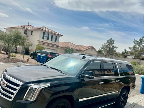 Used 2020 Cadillac Escalade ESV 4WD image 17