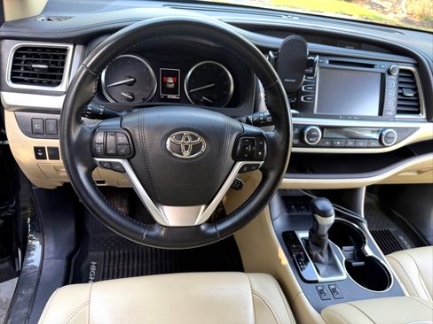 Used 2018 Toyota Highlander XLE AWD/4WD image 10