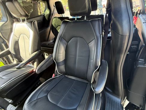 Used 2023 Chrysler Pacifica Limited w/ Uconnect Theater Family Group image 15