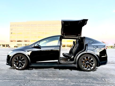 Used 2023 Tesla Model X image 2