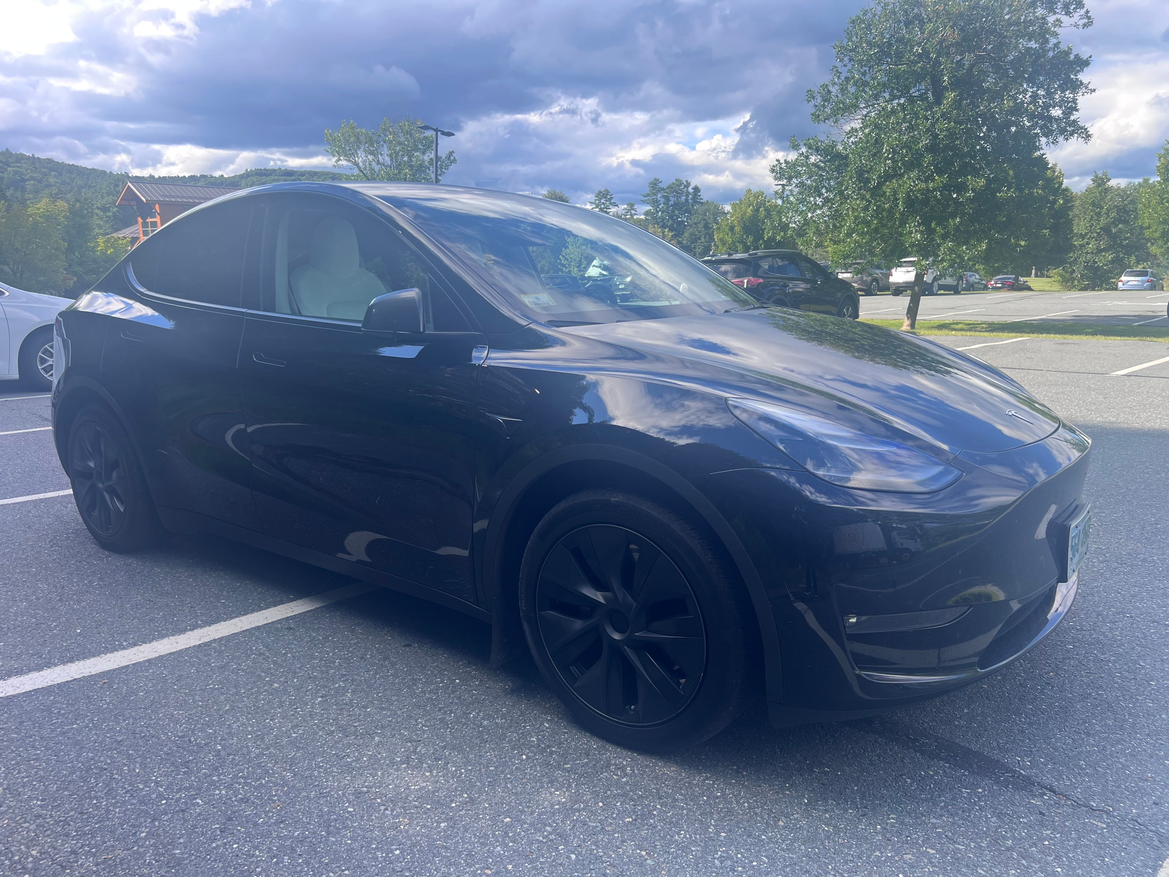 Used 2024 Tesla Model Y Long Range AWD/4WD image 4