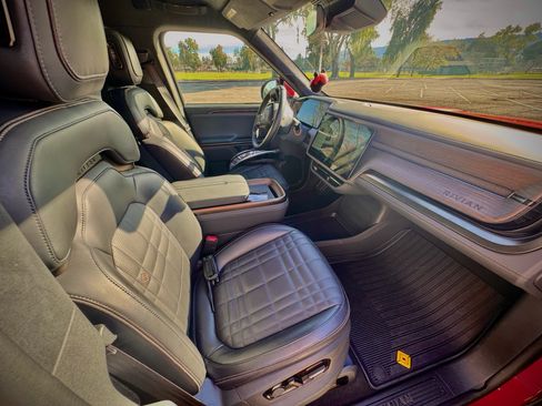Used 2025 Rivian R1S Premium image 12