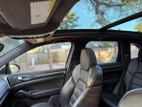 Used 2011 Porsche Cayenne Turbo image 18