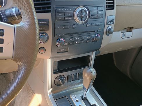 Used 2011 Nissan Pathfinder SV image 2